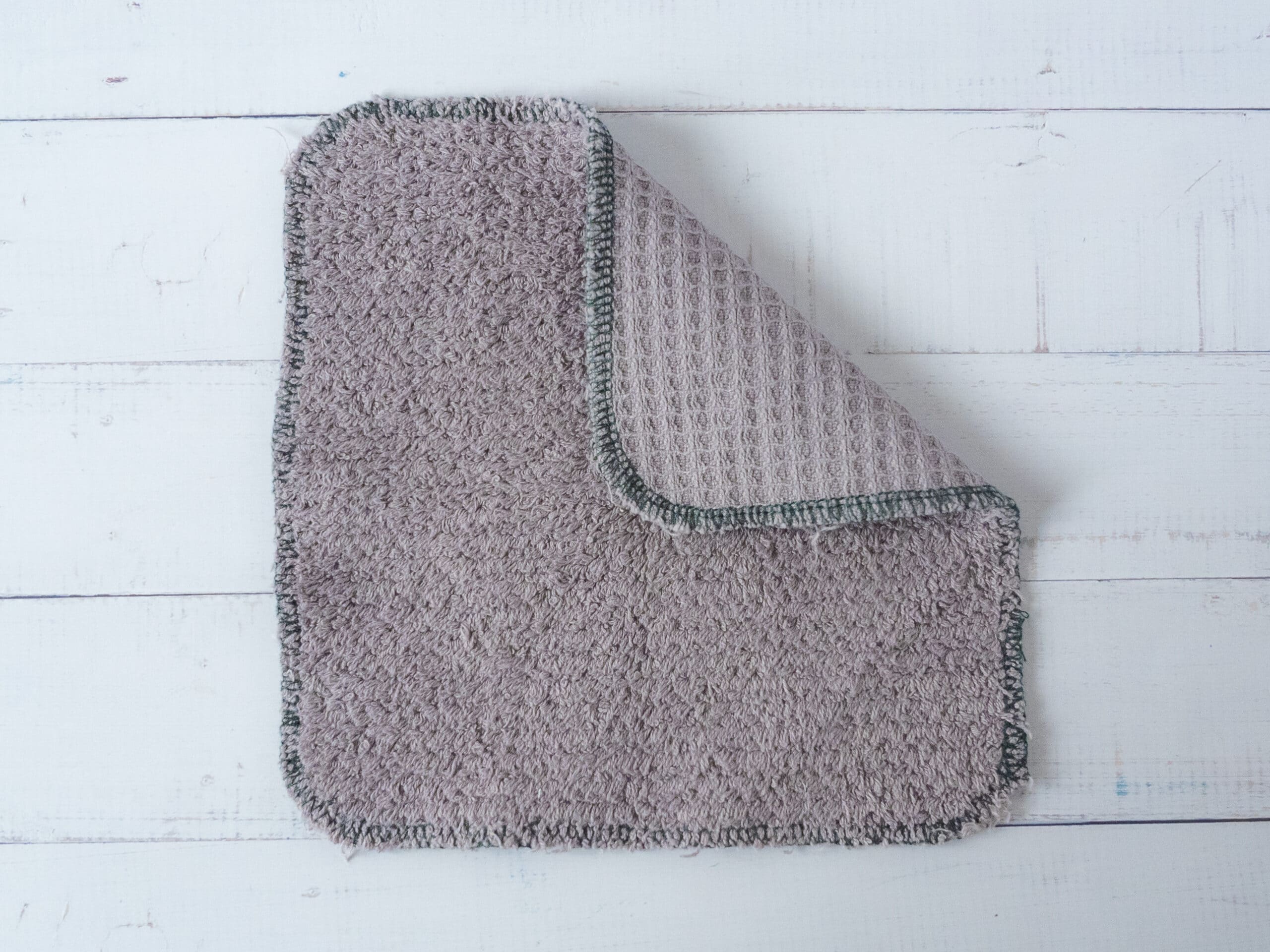 carré essuie-tout 2 faces, 100% coton : une face nid d'abeille et une face en éponge bouclettes